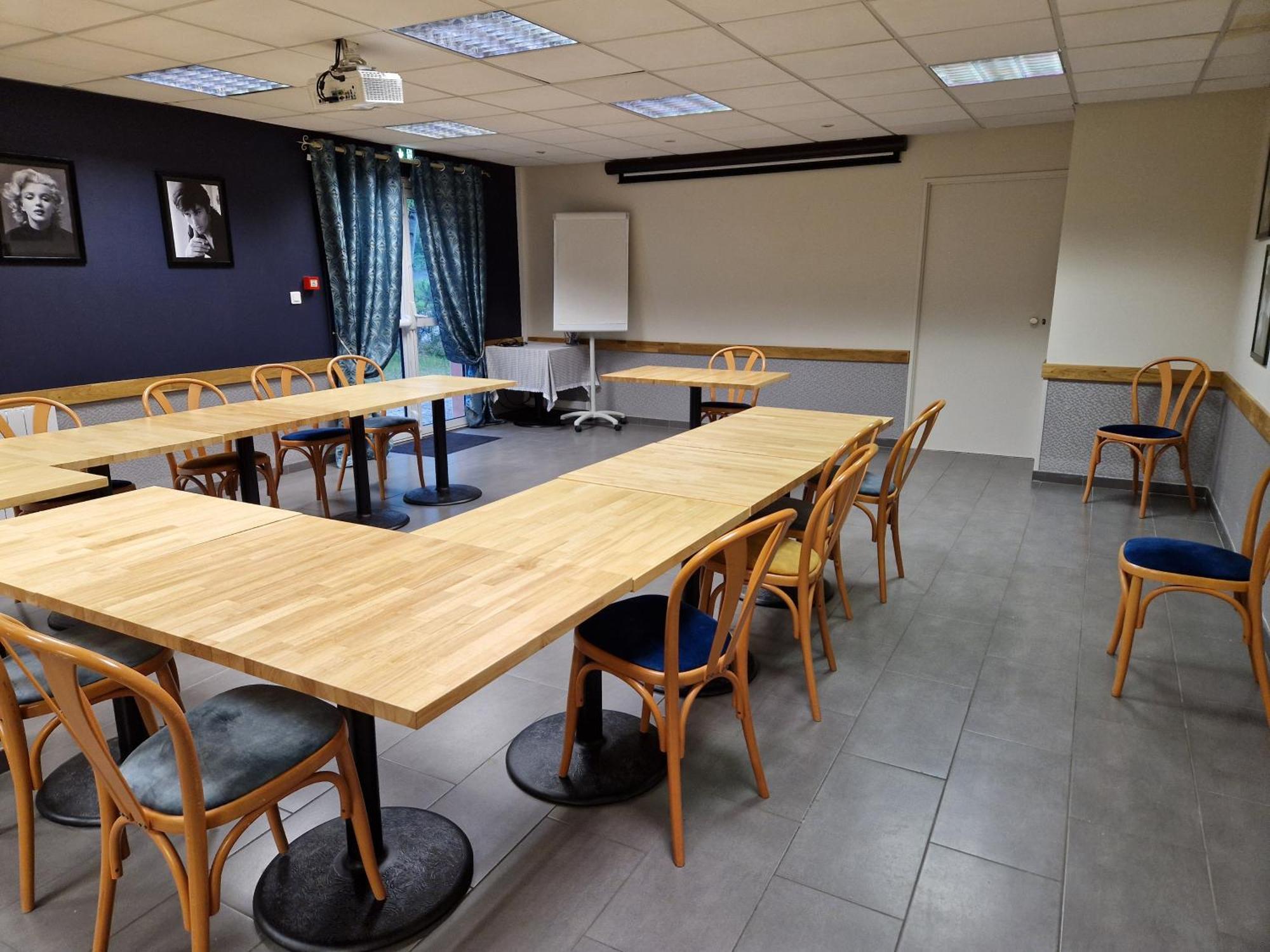 Hotel Kyriad Direct Nord